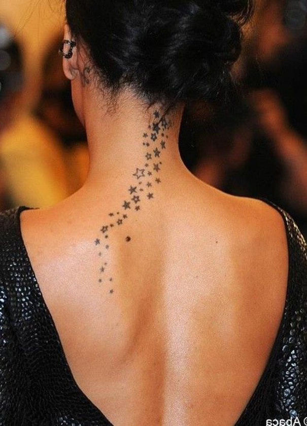 Tatuagem estrela de Rihanna nas costas 