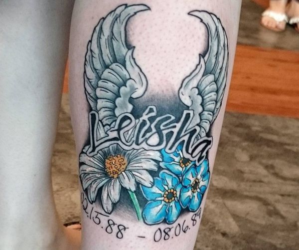 Tatuagem Margaridas brancas com asas para falecido 