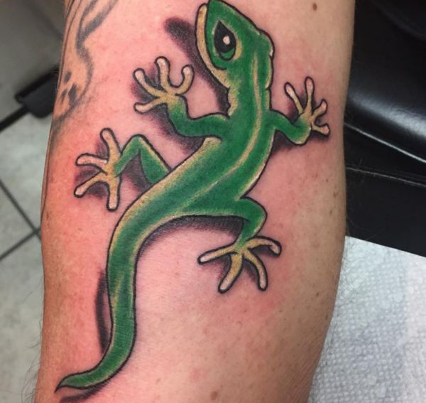 Tatuagem de lagartos no antebraço verde 