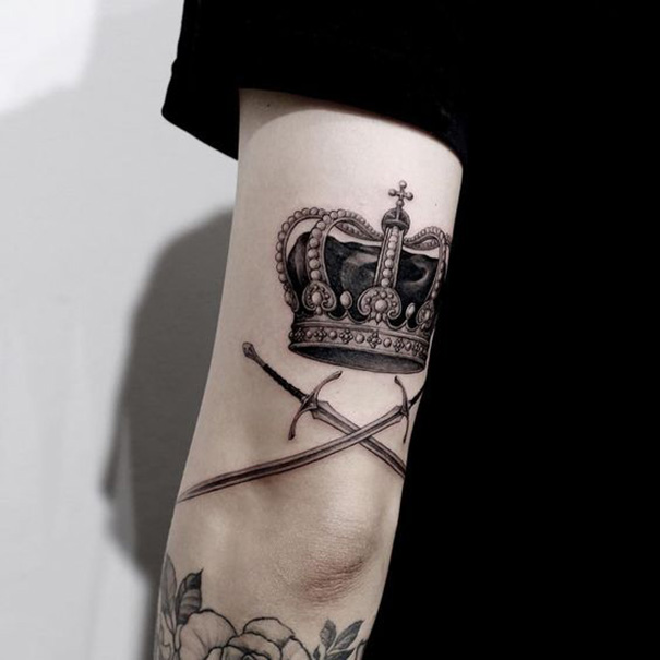 tatuagem de coroa no braço 