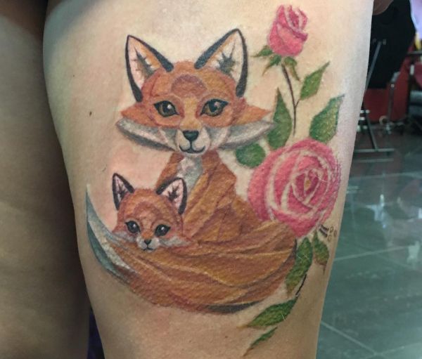 Família Fox com flores na coxa 