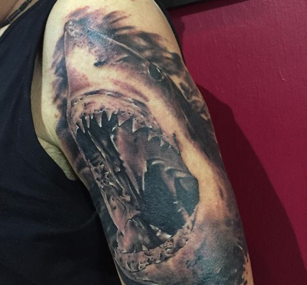 Tatuagem de tubarão realista no braço 