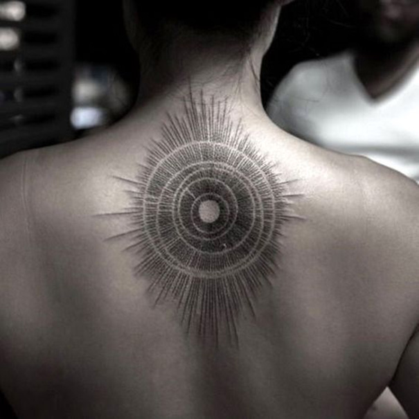 tatuagem abstrata do sol nas costas 