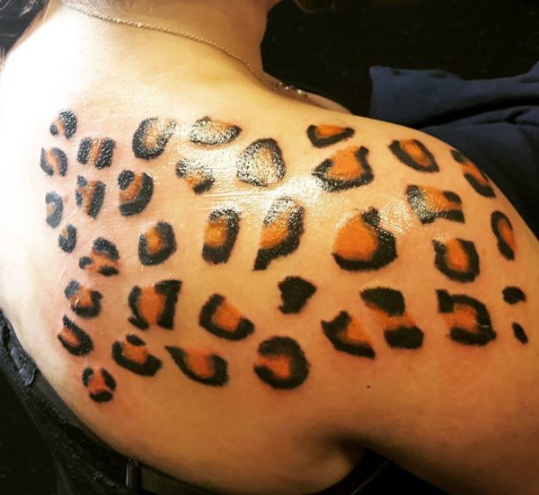 Tatuagem de padrão leopardo na escápula 