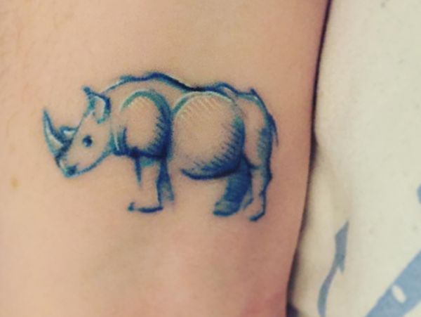Pequena tatuagem de rinoceronte no tornozelo 