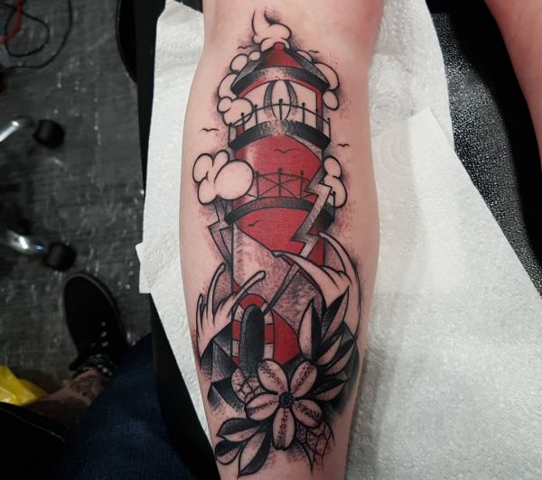 Tatuagem farol vermelho na perna 