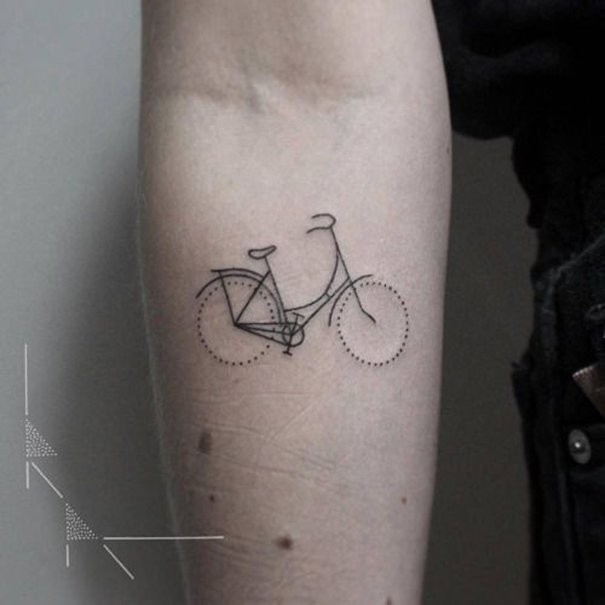 tatuagem minimalista no braço 