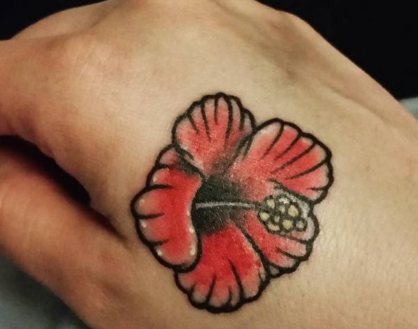 Tatuagem de hibisco na mão 