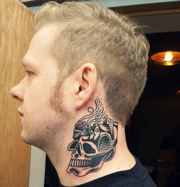 Tatuagem de caveira para homens ao redor do pescoço 