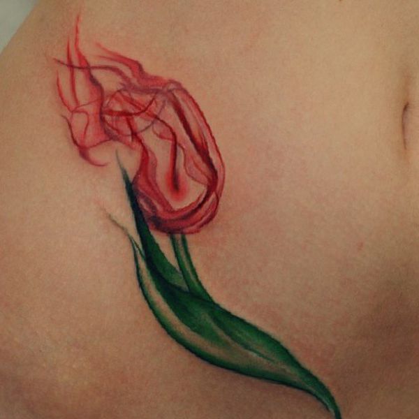 Design de tulipas em aquarela na barriga 