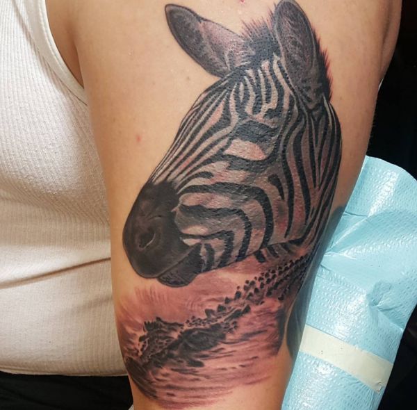 Design de cabeça de zebra realista no braço 