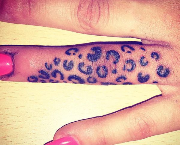 Tatuagem de padrão de leopardo no dedo 