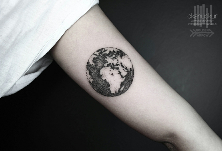 tatuagem original terra do planeta Okan Uçkun 