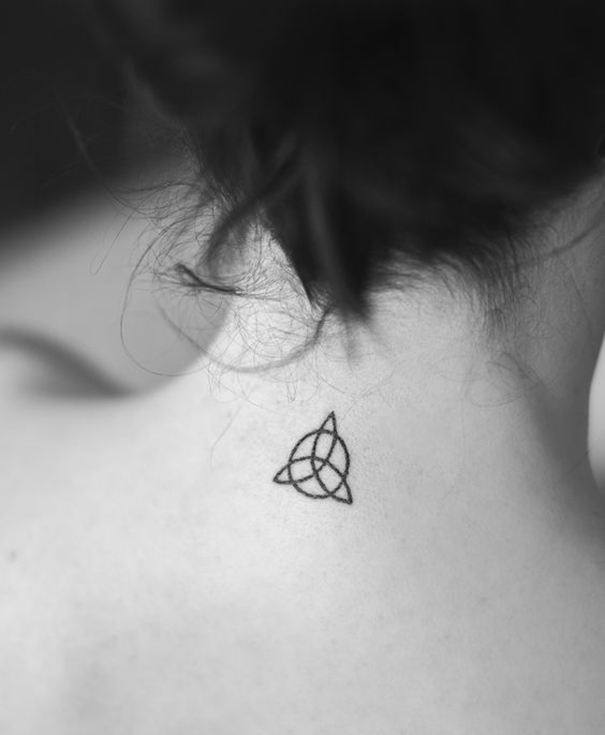 tatuagem tradicional celta no pescoço 