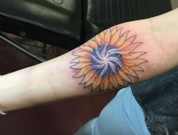 Projeto de tatuagem de girassol Galaxy no braço 