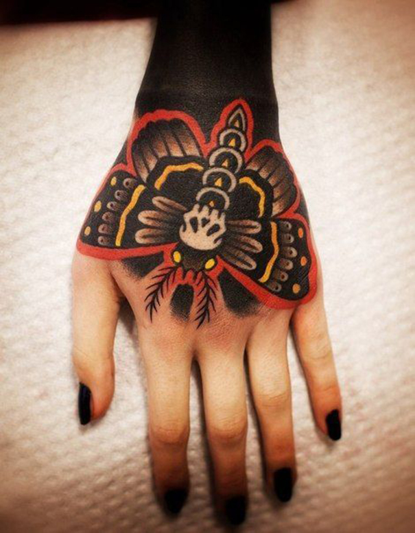 tatuagem de borboleta na mão 