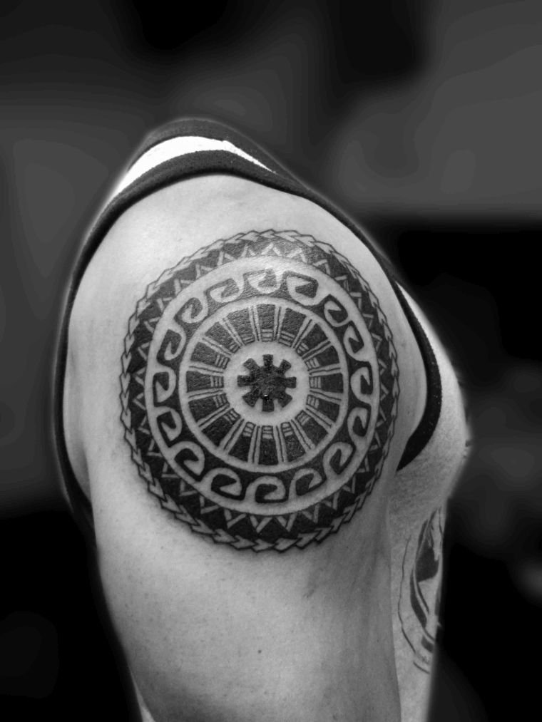 tatuagem-forma-círculo-design-maori 