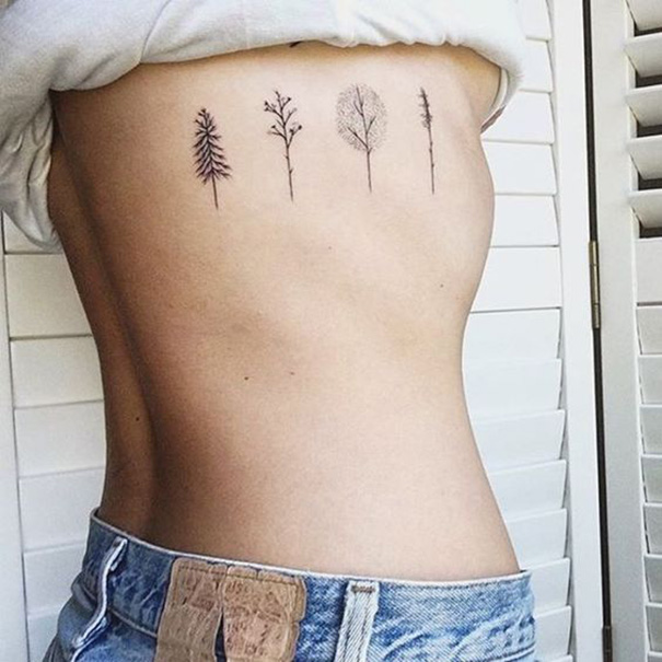 tatuagem de árvore na costela 