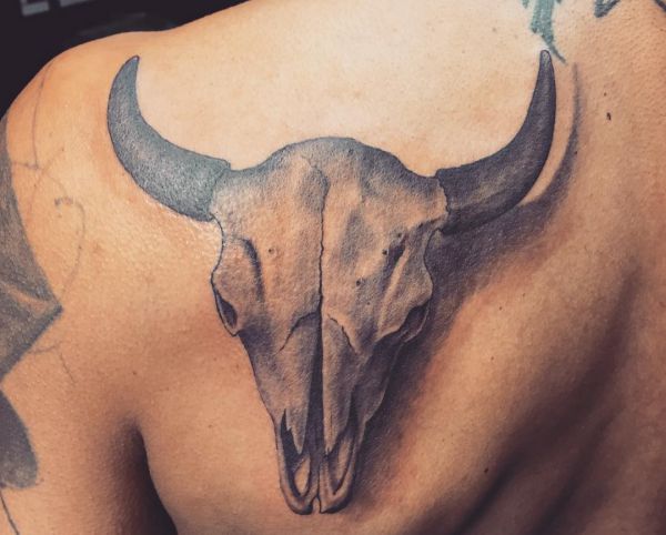 Projeto da tatuagem do crânio da cabeça do búfalo 3D na escápula 