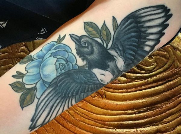 Pássaro Magpie com idéias de tatuagem de flor 