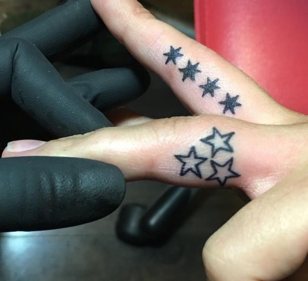 Dedo Tatuagem de três estrelas no dedo 