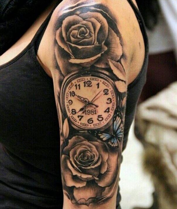 tatuagem de relógio de bolso no ombro 