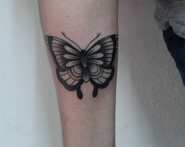 Desenho de borboleta no antebraço Preto e branco 