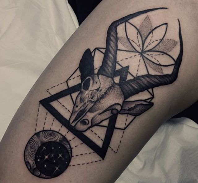 Cabra abstrata com tatuagem de lua crescente 