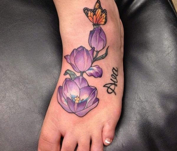 Design de tulipas roxas com borboleta no pé 