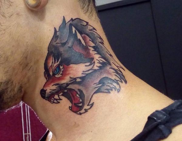 Design de tatuagem de lobo ao redor do pescoço 