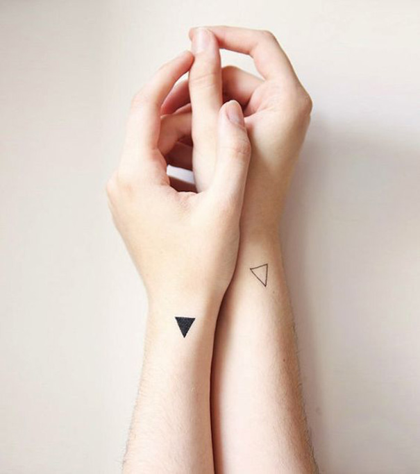 tatuagem de triângulo no pulso 
