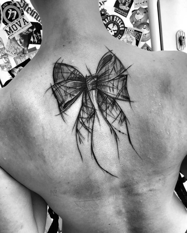 tatuagem de arco nas costas 