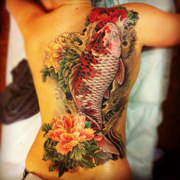 tatuagem de peixe koi nas costas 