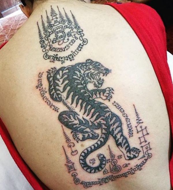 Design de tigre tailandês nas costas preto e branco 