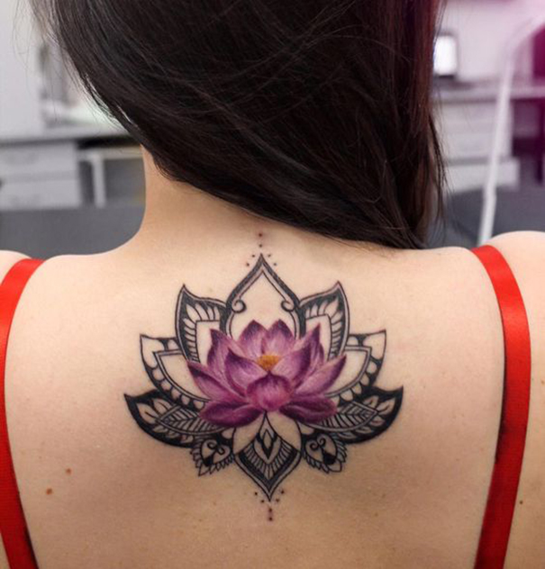 tatuagem de flor de lótus 