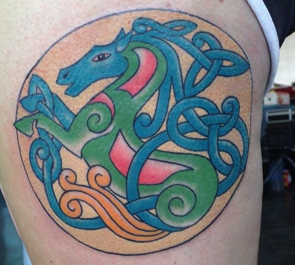 Tatuagem de cavalo celta no quadril 