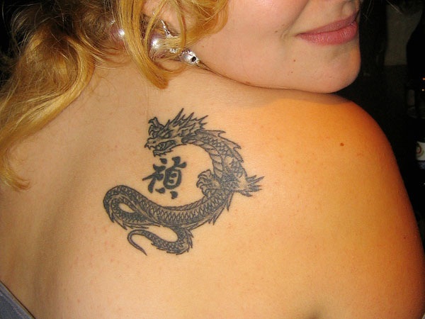 Desenhos de tatuagem de dragão para mulheres e homens77 