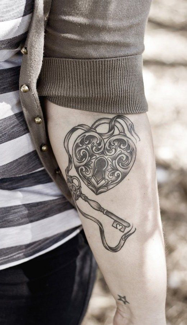 tatuagem de chave e fechadura no braço 