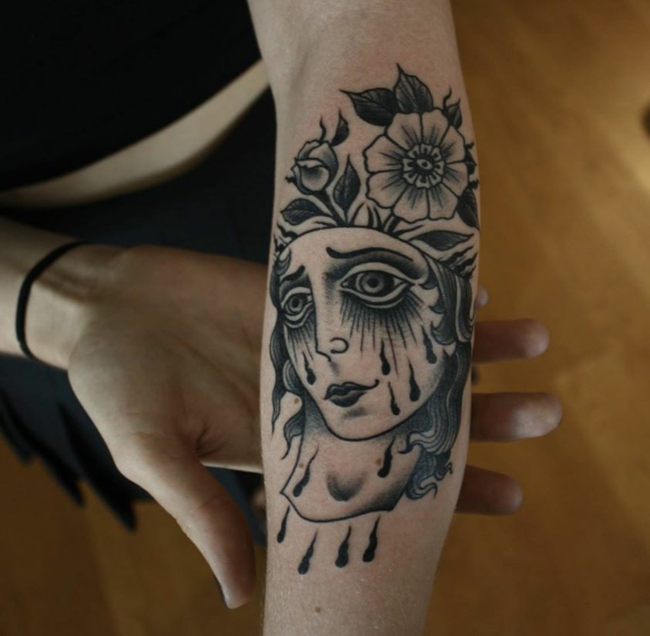 rosto de mulher tatuada realista 