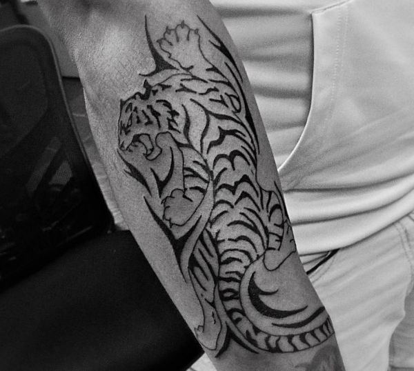 Desenho de tigre tribal no antebraço 