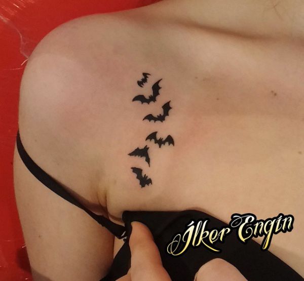Tatuagem de enxame de morcego no peito para mulher 