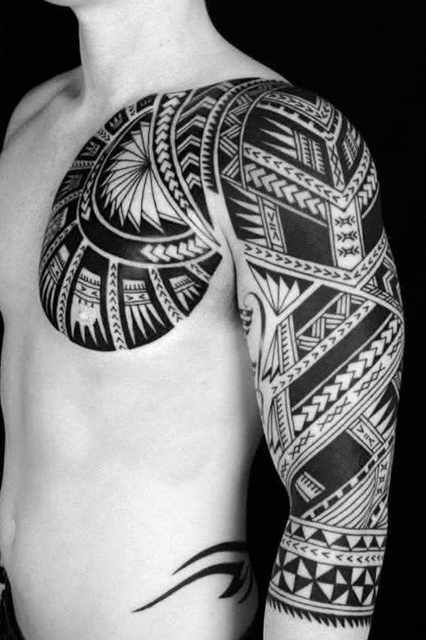 Tatuagem Maori no ombro 