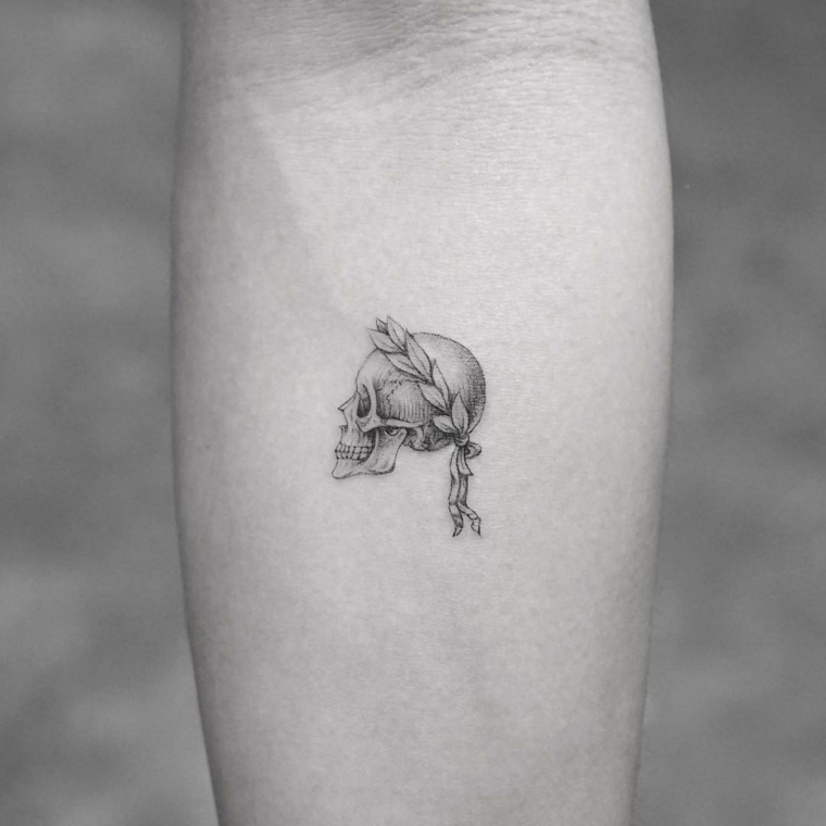 tatuagens-mulher-delicada-crânio-pequeno-moderno-estilo 