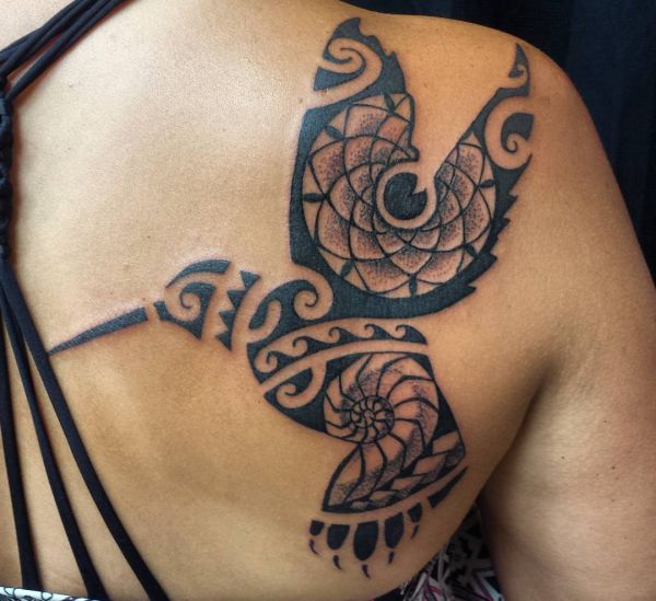 Tatuagem de beija-flor tribal nas costas para as mulheres 