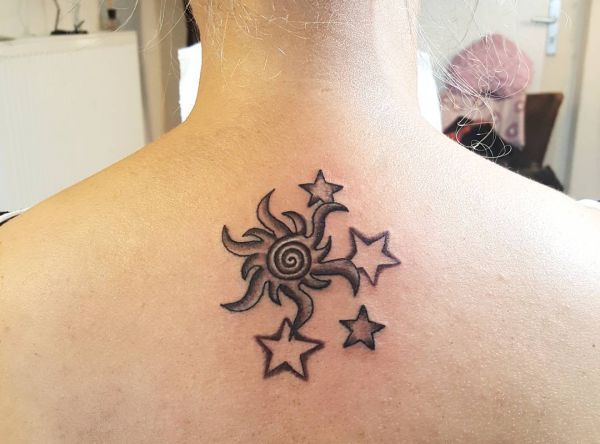 Tatuagem de estrelas no pescoço 