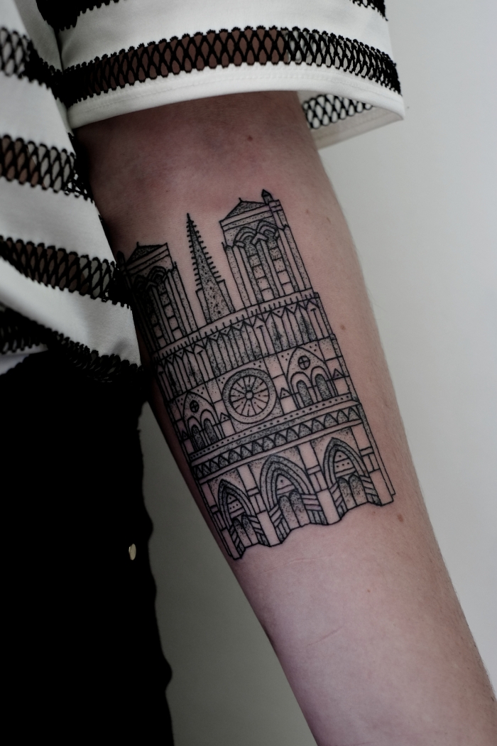 linda catedral tatuada braços 