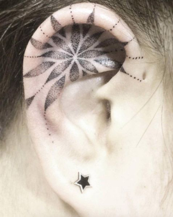 Dotwork Tattoo atrás da orelha 