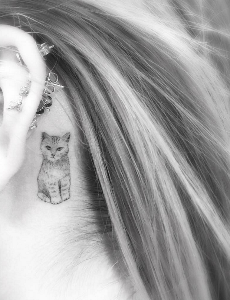 gato-atrás-orelha-tatuagens-mulher 