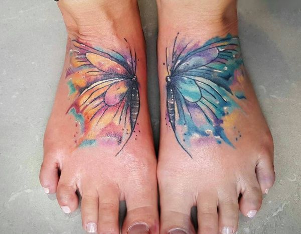 Tatuagem de pé de borboleta em aquarela 