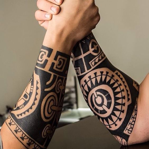 tatuagem maori no braço 